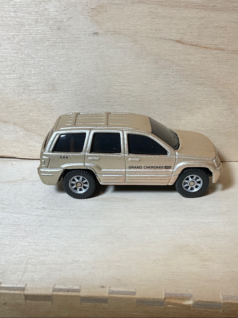 Jeep Grand Cherokee Toy SUV in Metallic Beige and Black